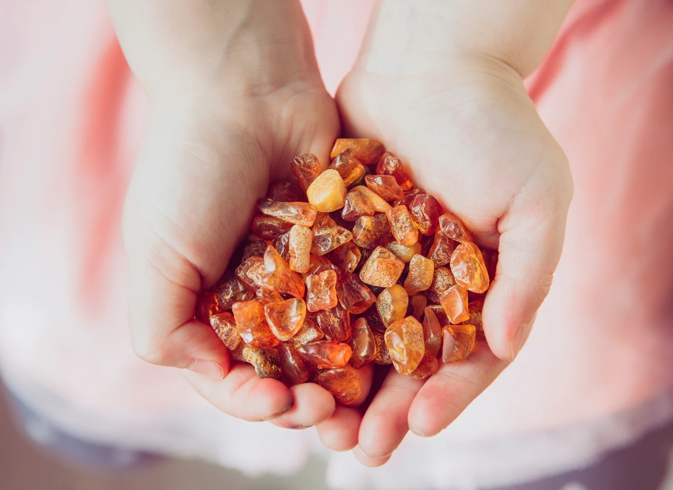 Jakie właściwości przypisuje się bursztynowi? Na co może pomóc np. nalewka bursztynowa? Wyjaśniamy Jakie właściwości przypisuje się bursztynowi? Na co może pomóc np. nalewka bursztynowa? Wyjaśniamy