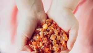 Jakie właściwości przypisuje się bursztynowi? Na co może pomóc np. nalewka bursztynowa? Wyjaśniamy