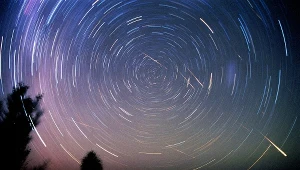 Na zdjęciu: meteory z roju leonidów na nocnym niebie