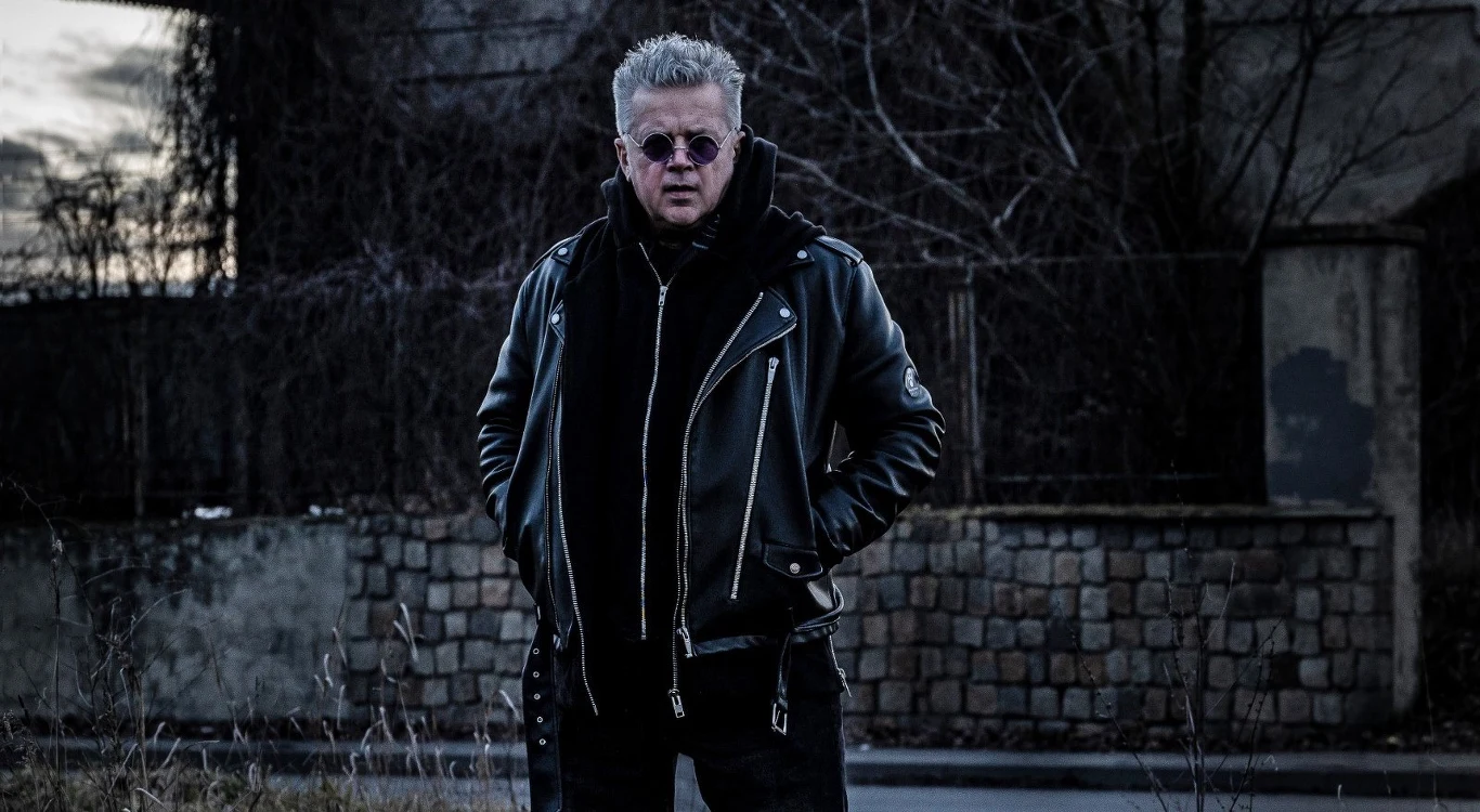 Dżej Dżej jest basistą i wokalistą zespołu Big Cyc Dżej Dżej jest basistą i wokalistą zespołu Big Cyc