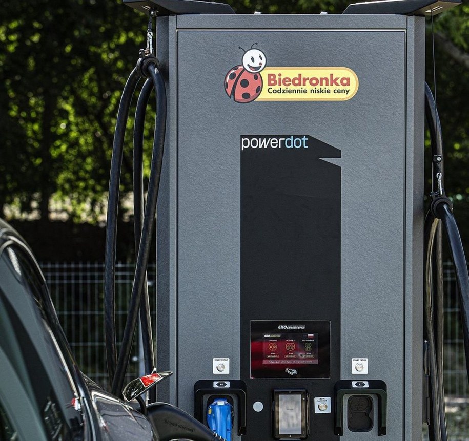 Stacje ładowania aut elektrycznych Biedronka i Powerdot