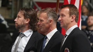 Dominik Hasek, a obok Rob Blake i Peter Forsberg