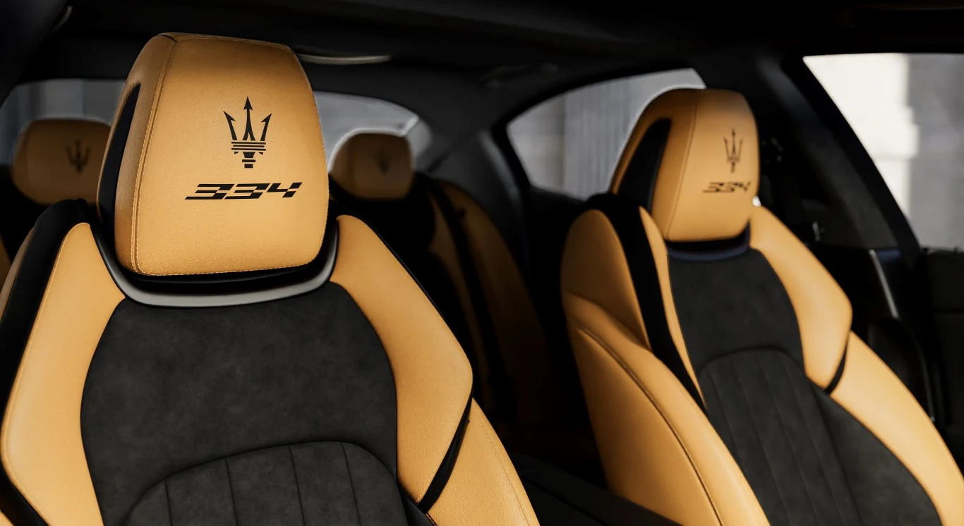 Na zagłówkach przednich foteli Maserati Ghibli 334 Ultima znajdziemy oznaczenie przypominające nam, z jaką wersją mamy do czynienia.
