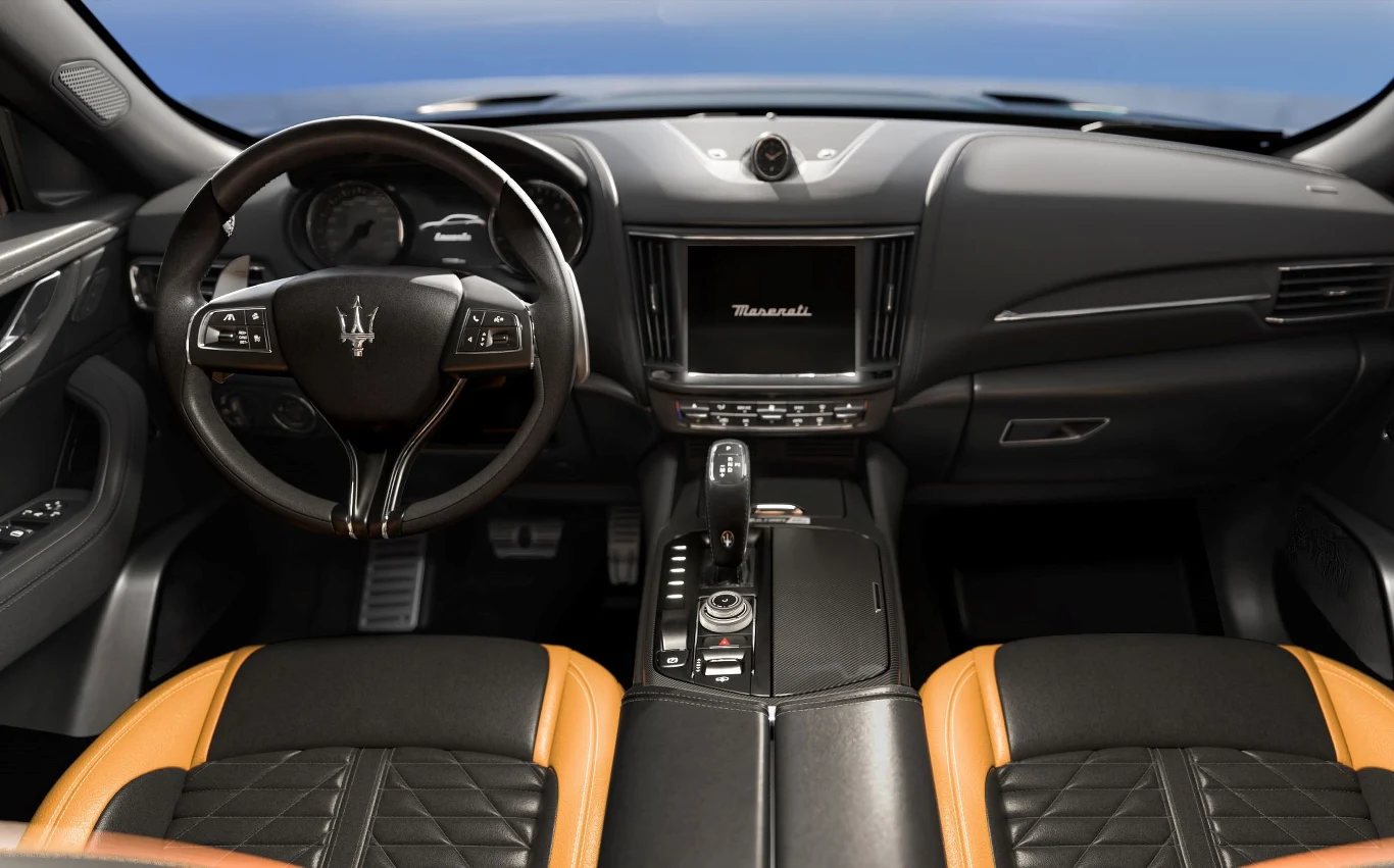 Wewnątrz Maserati Levante V8 Ultima dominuje ciemna kolorystyka.