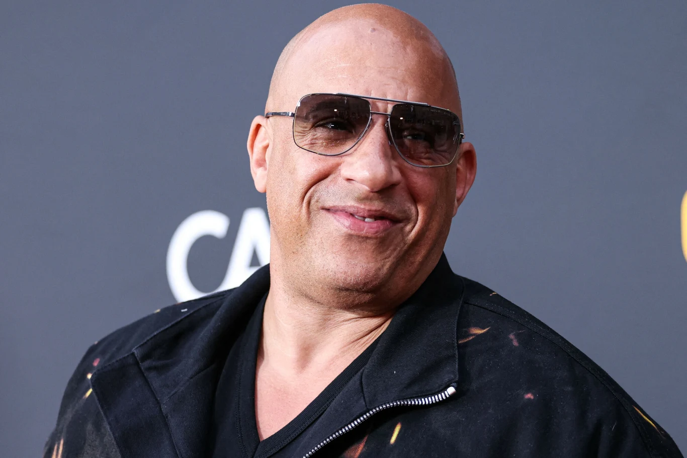 Wielu znanych mężczyzn nie przejmuje się brakiem włosów na głowie. Vin Diesel to znany i lubiany aktor, któremu utrata włosów nie przeszkodziła w karierze. Wielu znanych mężczyzn nie przejmuje się brakiem włosów na głowie. Vin Diesel to znany i lubiany aktor, któremu utrata włosów nie przeszkodziła w karierze.