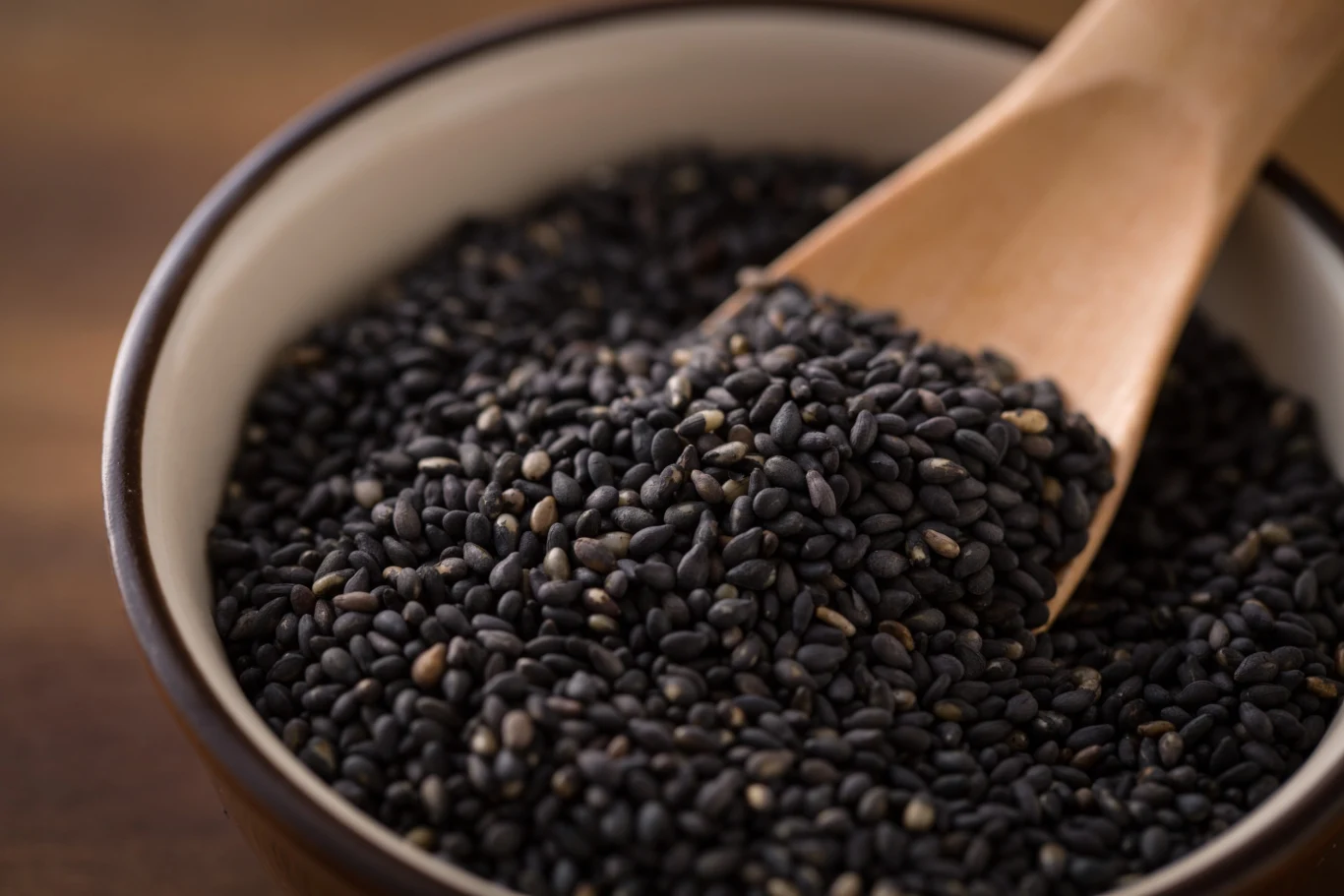 Czarny sezam reguluje pracę jelit, zbija ciśnienie i spowalnia procesy starzenia się organizmu