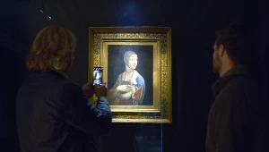 Dama z gronostajem przyciąga jak magnes. Nieraz ustawiają się kolejki