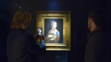 Dama z gronostajem przyciąga jak magnes. Nieraz ustawiają się kolejki