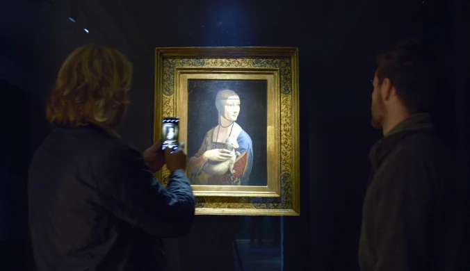 Dama z gronostajem przyciąga jak magnes. Nieraz ustawiają się kolejki