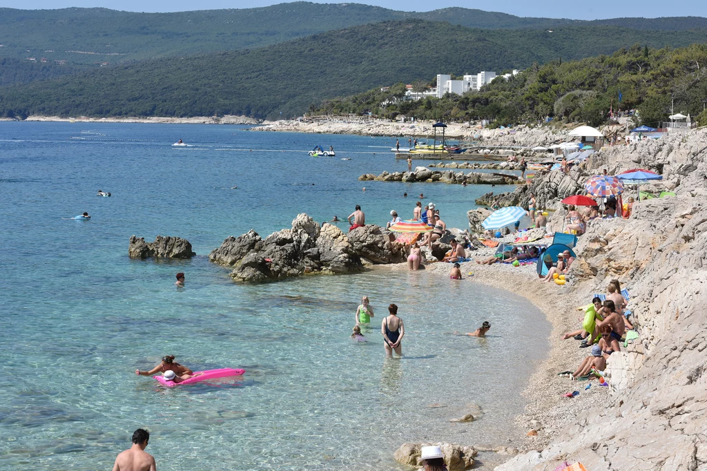 Plaże w miejscowości Rabac zdecydowanie warto odwiedzić będąc w tamtym rejonach Chorwacji