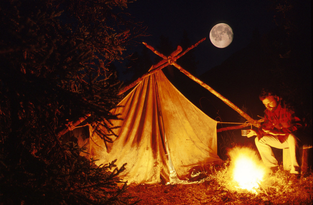 Trzeba pamiętać, że bushcraft różni się od survivalu, który jest ekstremalną wersją szkoły przetrwania “bez niczego”.