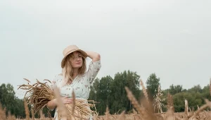 Piękna letnia sesja zdjęciowa to pamiątka na całe życie. Zdjęcie ilustracyjne