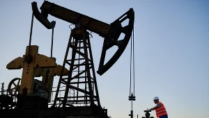 Ropa naftowa taniała w poniedziałek na światowych rynkach