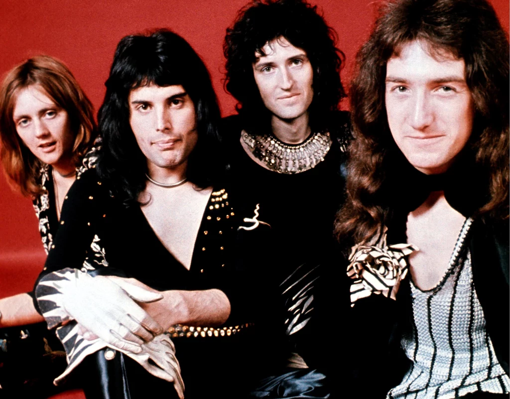 Queen podczas sesji zdjęciowej promującej pierwszy album (1973)