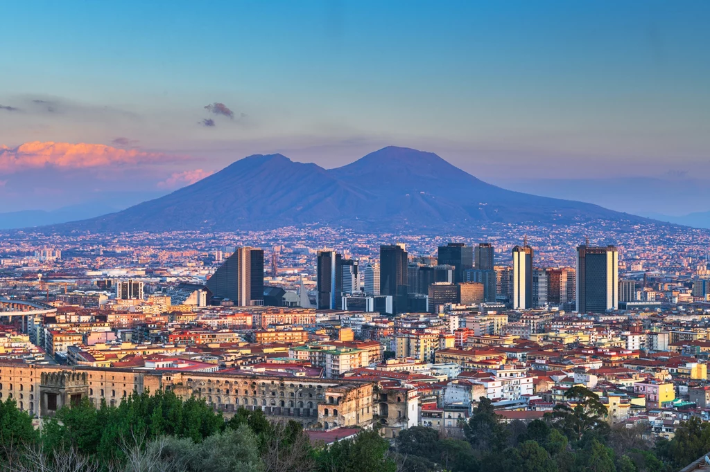 Neapol to czarujące miasto pełne atrakcji dla turystów oraz fantastycznej kuchni