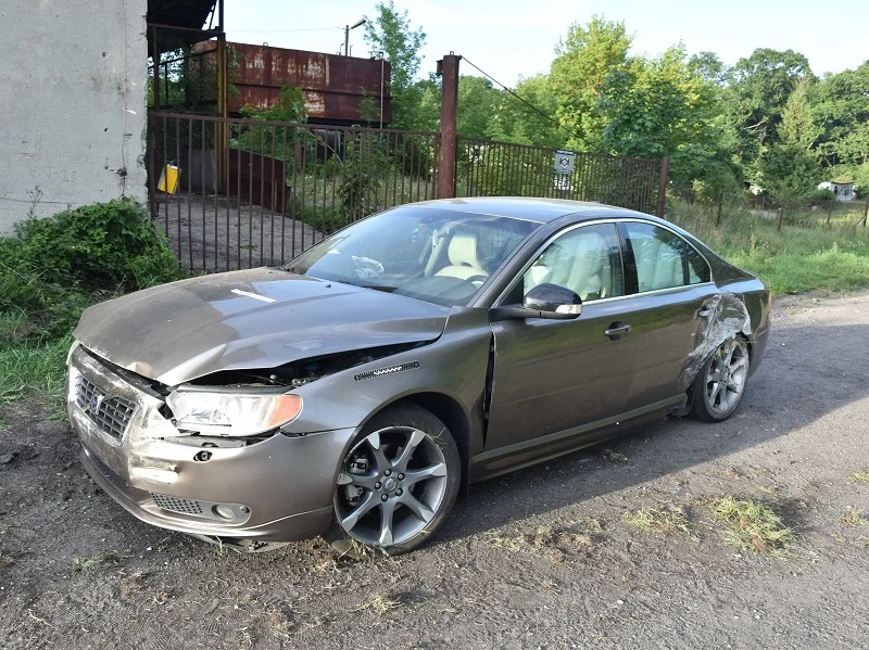Volvo którym kierował pijany 26-latek zostało dość poważnie uszkodzone Volvo którym kierował pijany 26-latek zostało dość poważnie uszkodzone