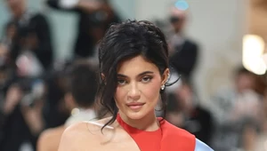 Kylie Jenner eksponuje brzuch w półprzezroczystym komplecie. Co za figura