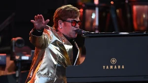 Elton John występuje na Pyramid Stage w 5 dniu Glastonbury