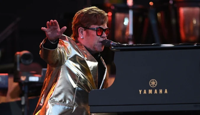 Elton John występuje na Pyramid Stage w 5 dniu Glastonbury