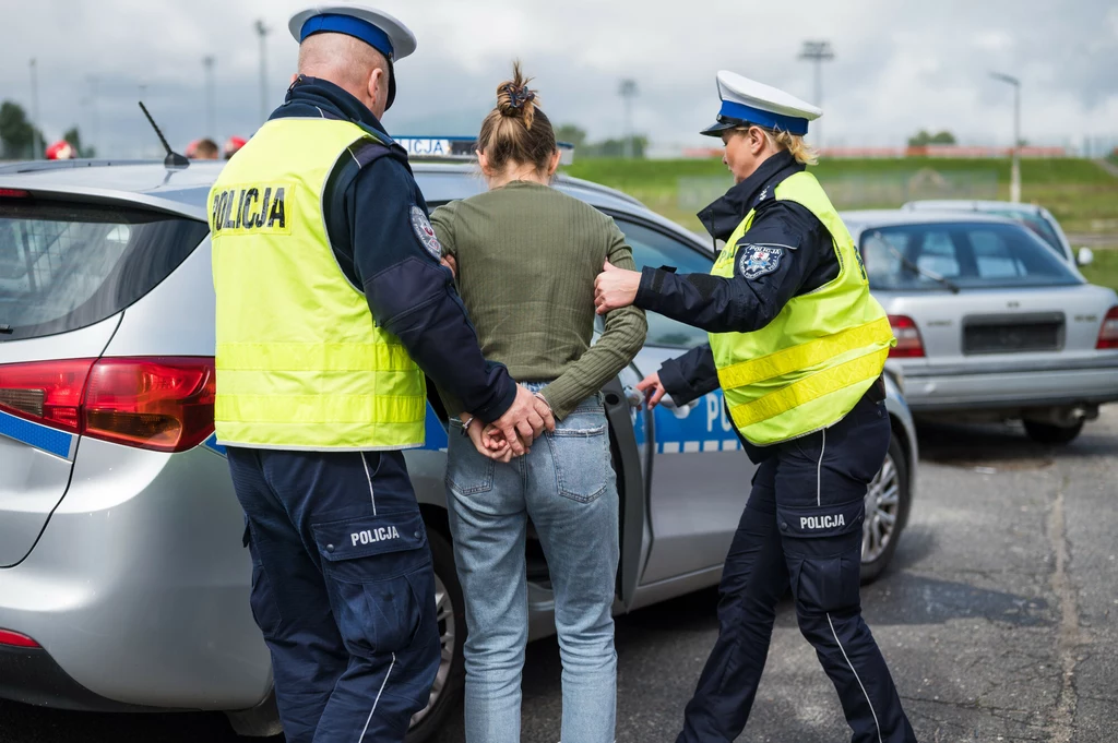 Kobieta została zatrzymana za spowodowanie wypadku prowadząc pojazd w stanie nietrzeźwości/ zdjęcie poglądowe