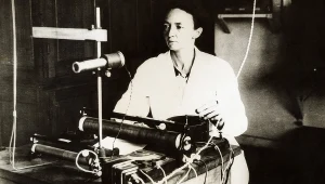 Irène Joliot-Curie, córka Marii Skłodowskiej-Curie i Pierre’a Curie, otrzymała Nagrodę Nobla w 1935 roku