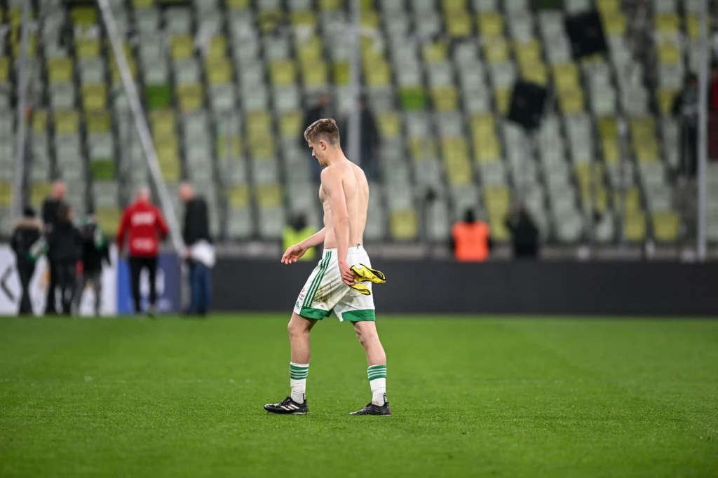 Jakub Kałuziński opuszcza boisko po degradacji Lechii Gdańsk Jakub Kałuziński opuszcza boisko po degradacji Lechii Gdańsk