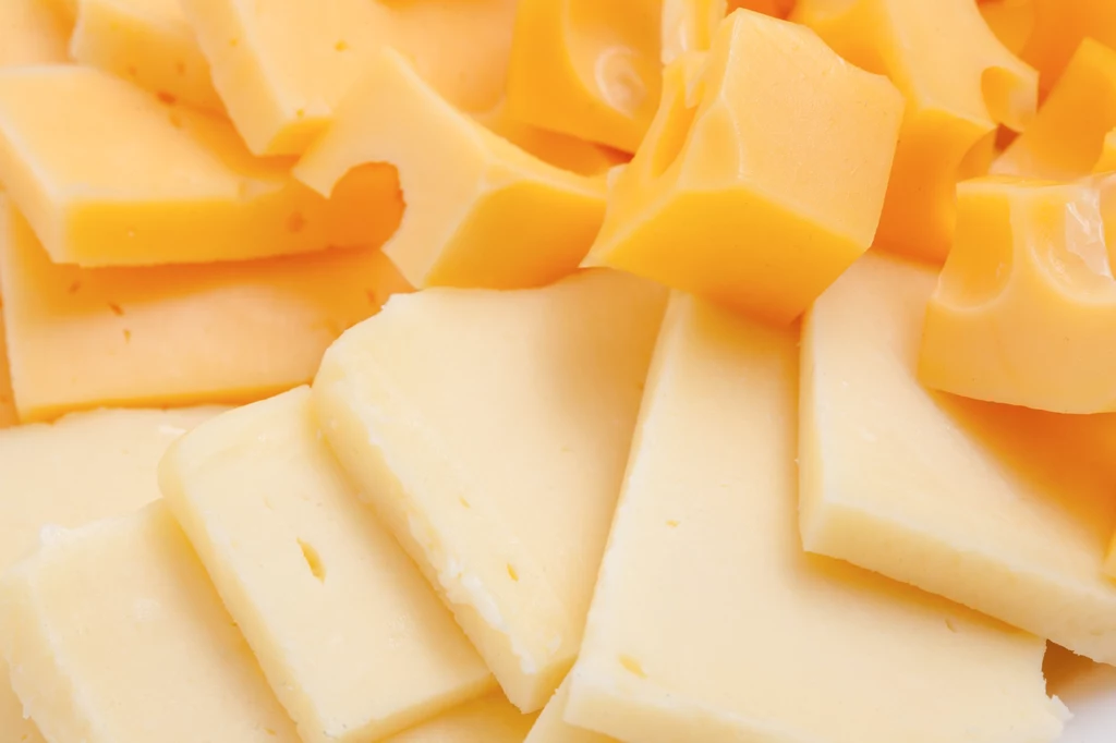 Dietetycy z wielu względów nie zalecają jeść sera żółtego w dużych ilościach. Może on powodować szereg dolegliwości