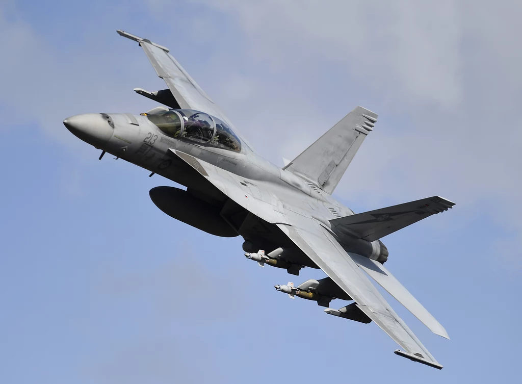  F/A-18F Super Hornet przeprowadza "pokaz siły" w ramach ćwiczeń Nigrum Pugio 14 października 2020 r. w Townsville w Australii