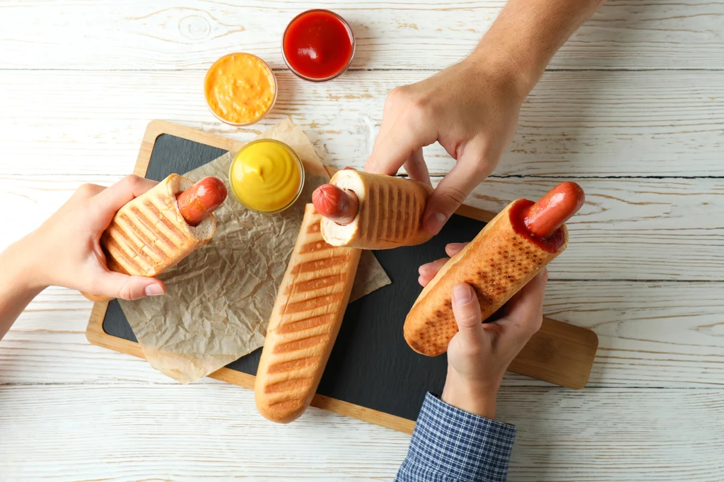 Żabka ma konkurencję, Dealz wprowadza hot dogi. Będą też dania na wynos