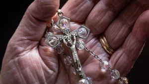 Sklepikarz z Hiszpanii przez lata wyłudził od starszej kobiety łącznie 300 tys. euro. Uwierzyła, że rozmawia z Bogiem i wpłaca pieniądze do "Banku Nieba"