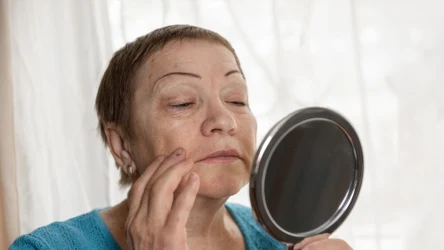 Stosuj okłady z rumianku na twarz, a szybko zauważysz różnicę. Drobne zmarszczki i przebarwienia znikną