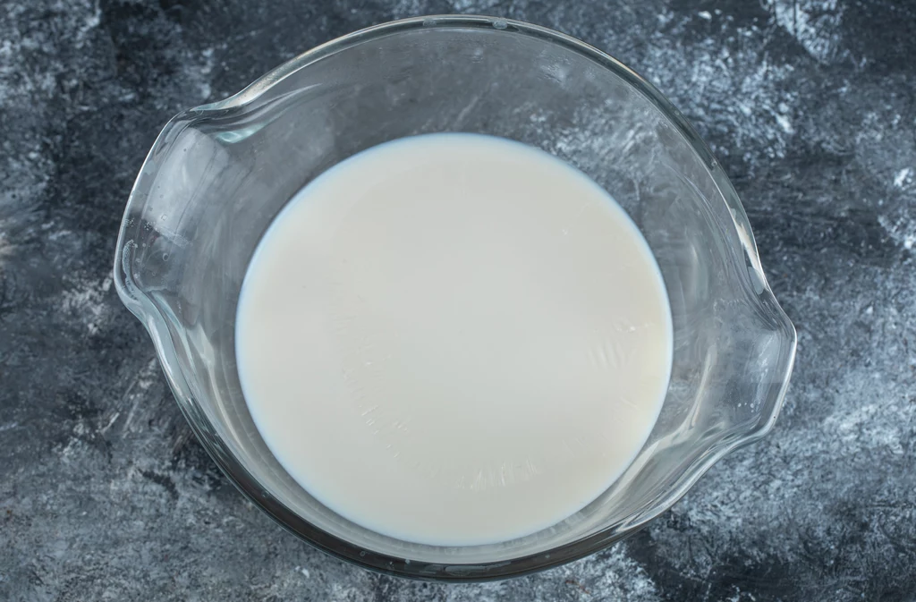 Żelatyną należy dobrze rozpuścić w mleku lub wodzie, a następnie ustudzić