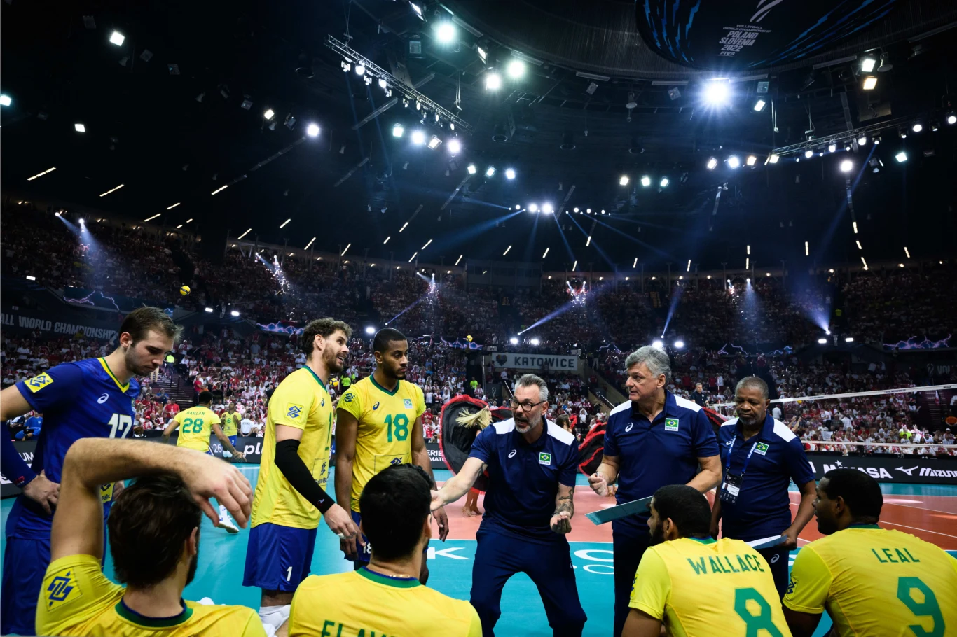 Siatkarze reprezentacji Brazylii i trener Renan Dal Zotto