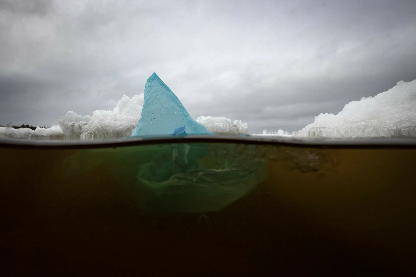 Produkcja plastiku gwałtownie rośnie, powodując równie szybki wzrost zanieczyszczenia mikroplastikiem. Badania pokazują, że nawet Arktyka jest coraz bardziej zanieczyszczona.