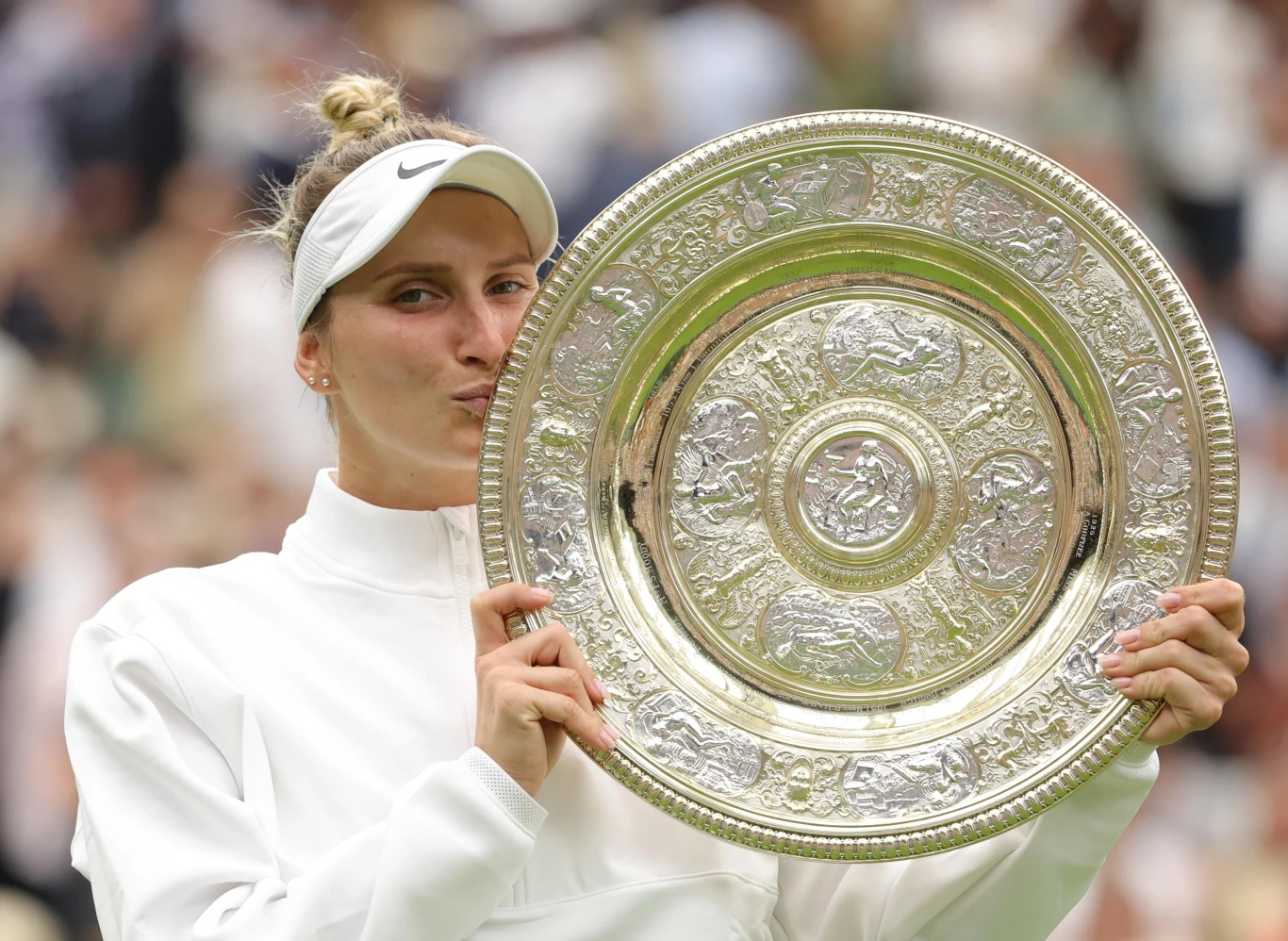 Marketa Vondroušova z trofeum