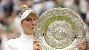 Marketa Vondroušova z trofeum