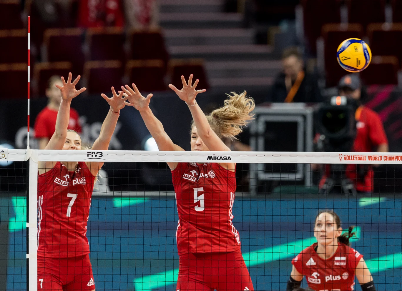 Monika Gałkowska (numer 7) i Agnieszka Korneluk (nr 5) w barwach reprezentacji Polski