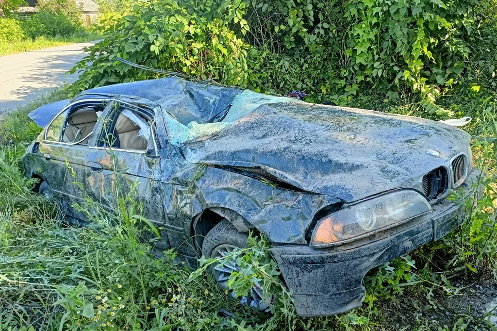 BMW kilkukrotnie koziołkowało, ale kierujący wysiadł z niego o własnych siłach / fot. OSP KSRG Rudnik