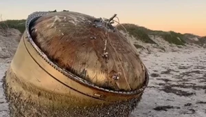 Gigantyczny metalowy cylinder wyrzucony na plażę w Australii