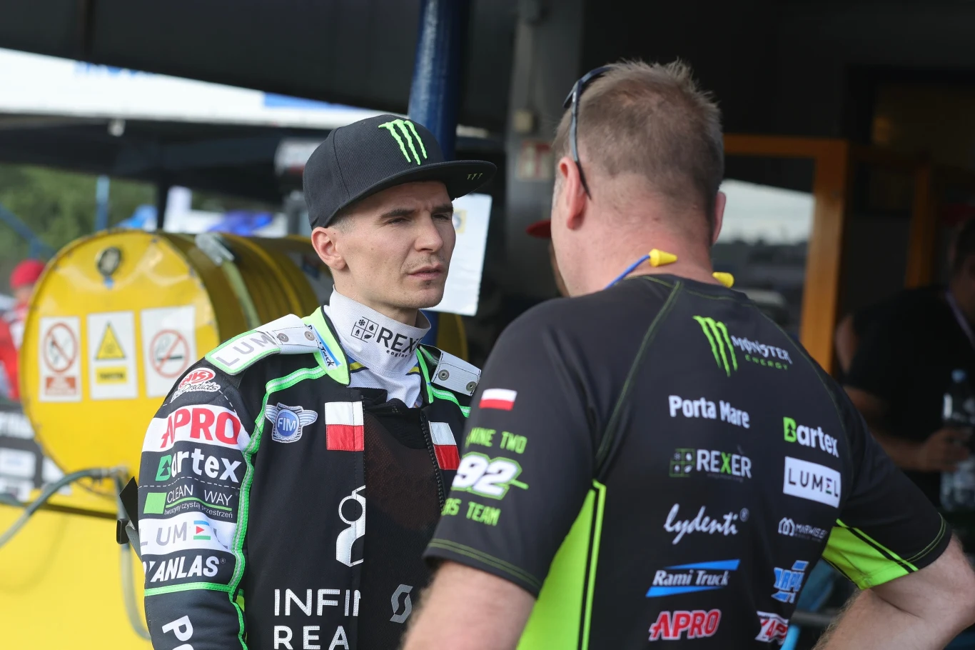 Patryk Dudek w rozmowie z mechanikiem Patryk Dudek w rozmowie z mechanikiem