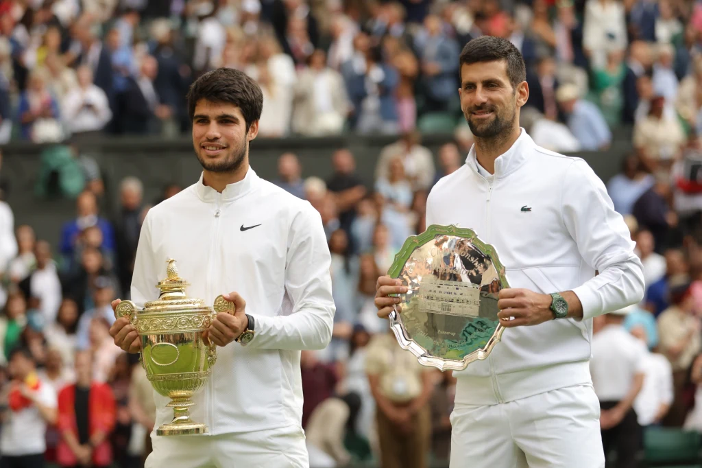 Carlos Alcaraz (z lewej) i Novak Djoković