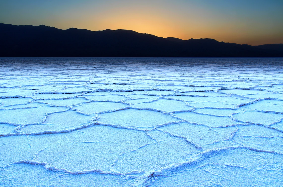 Dno Badwater Basin pokryte solą przypomina krajobraz planet znanych z "Gwiezdnych Wojen". Podobną atrakcją na terenie Parku Narodowego są kolorowe skały, które na skutek procesów utleniania mienią się przeróżnymi barwami i odcieniami