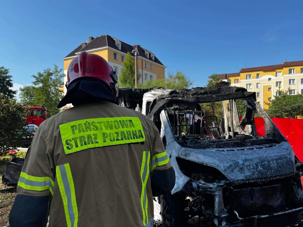 Pożar doszczętnie strawił całe auto. / Facebook.com/Ratownictwo Powiatu Ełckiego