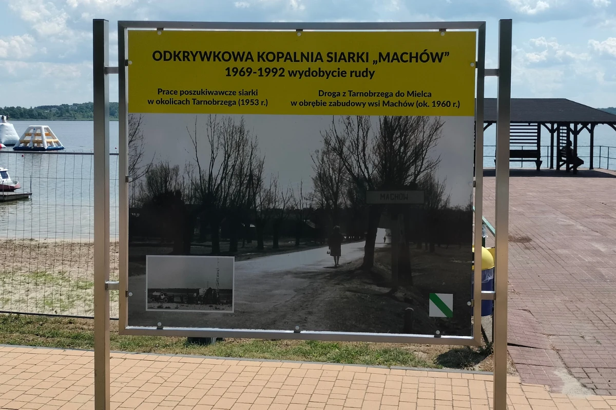 Nad Jezioro Tarnobrzeskie można dojechać autobusem miejskim.