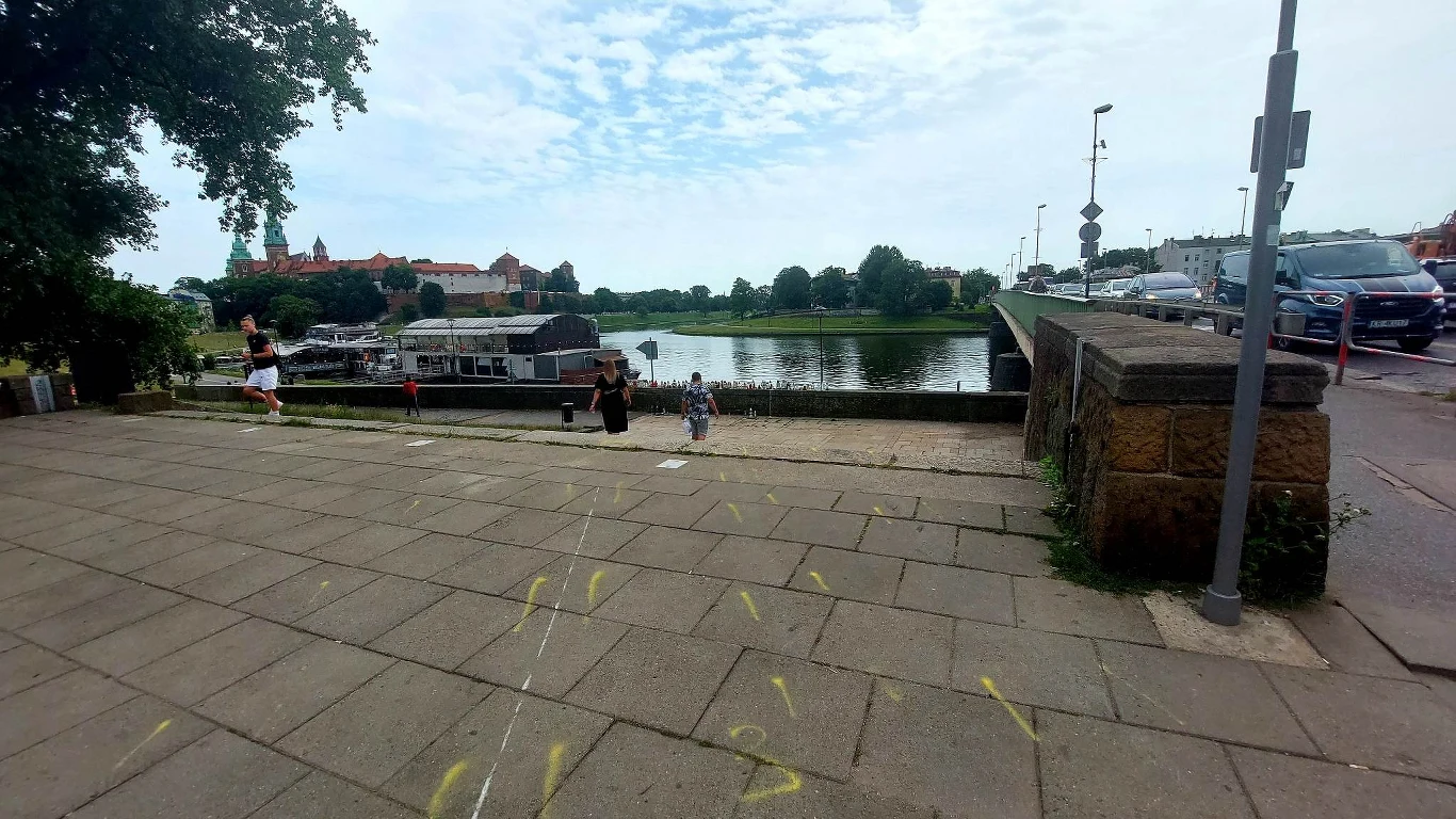 Na chodniku policjanci zaznaczyli tor przemieszczania się pokjazdu