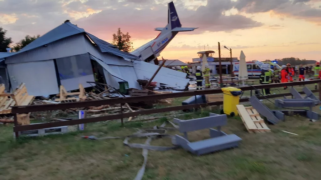 Katastrofa lotnicza koło Nasielska. Cessna spadła z nieba na hangar