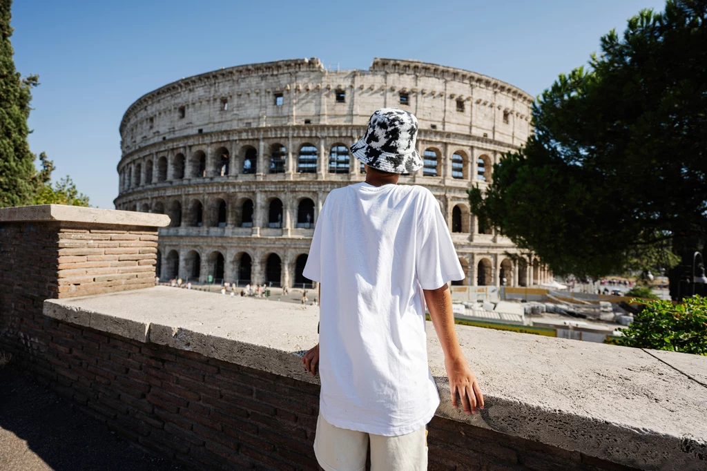 Zwiedzając włoskie miasta latem, pamiętajmy o nakryciu głowy