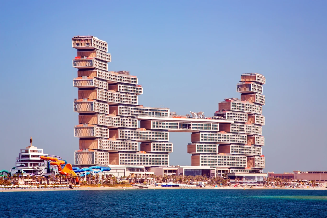 Atlantis The Royal wyróżnia się w krajobrazie Dubaju. Atlantis The Royal wyróżnia się w krajobrazie Dubaju.