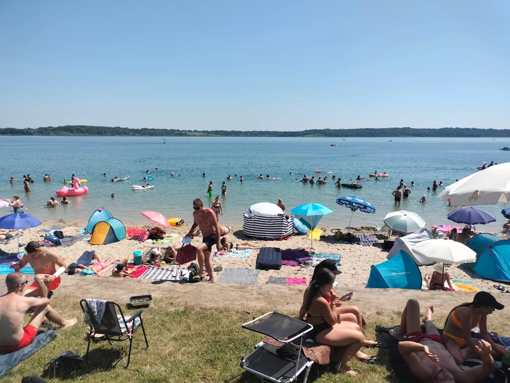 Jezioro było bardzo czyste i turyści chętnie się w nim kąpali