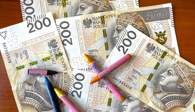 Tyle trafiło "na dziecko" z 500 i 800 plus w ciągu dekady